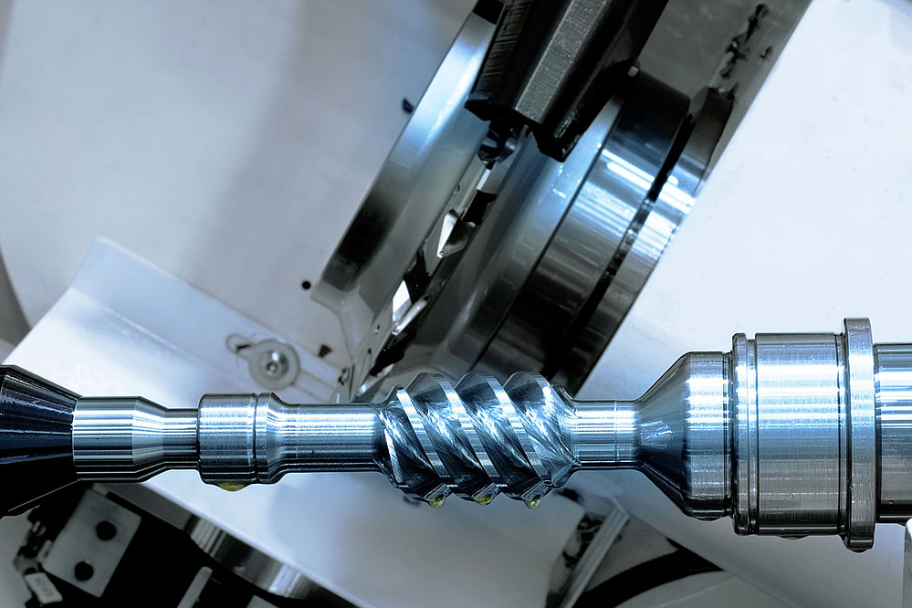 Detailed view of the work area of the CLC 260 H-FR with the milling head for machining different screw sizes and shapes 